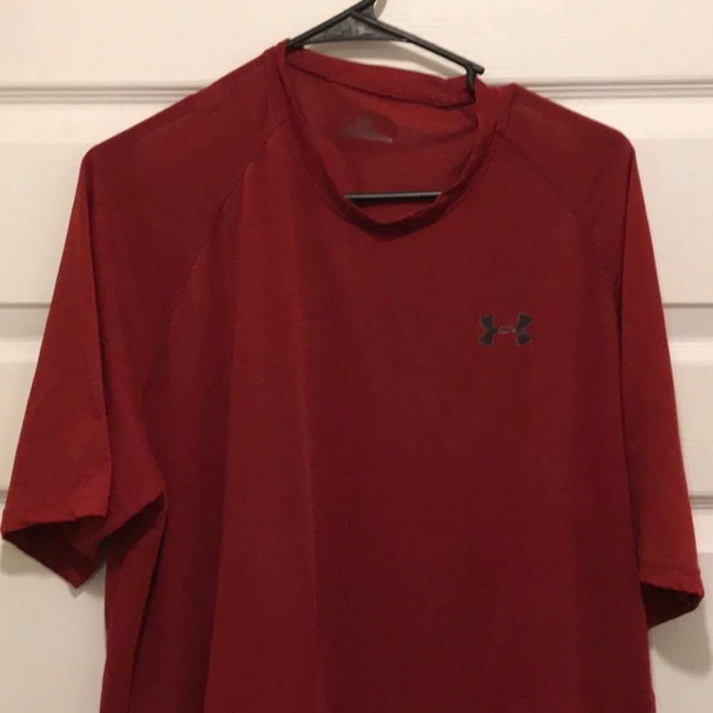 Men’s Under Armor t shirt in sheer red